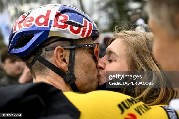 Minh slechtste idee van de week: Wout van Aert, die nageniet van de Tour in een speciaal shirt en lachend met zijn eigen pasfoto