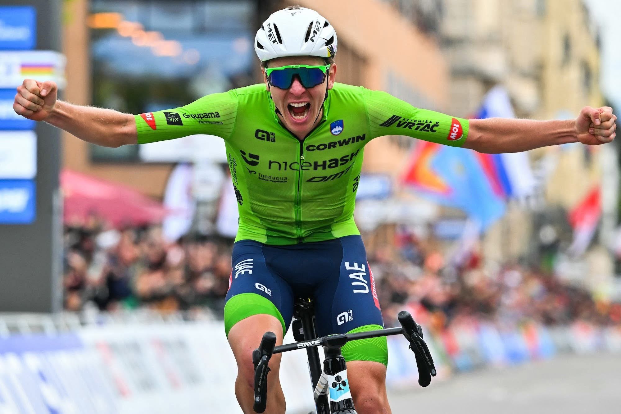 Tadej Pogačar je zmagal na Velo d’Or 2025! 🏆 To je izjemen dosežek, ki potrjuje njegov status enega največjih kolesarjev svojega časa. Pogačar je s tem še enkrat dokazal, da ni le dober na eni sami dirki, ampak je izjemen športnik, ki lahko dominira v celotni sezoni in osvoji vrhunske rezultate na različnih pomembnih preizkušnjah.